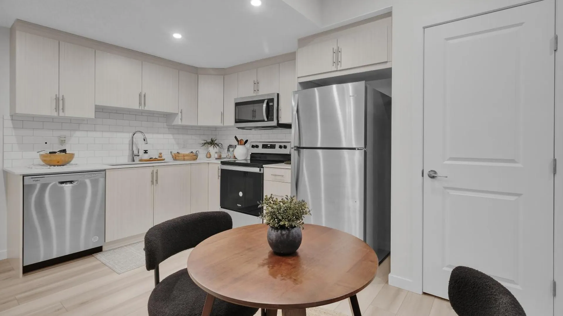 Trendy & Spacious Sleeps 9 Ac Db Garage Edmonton