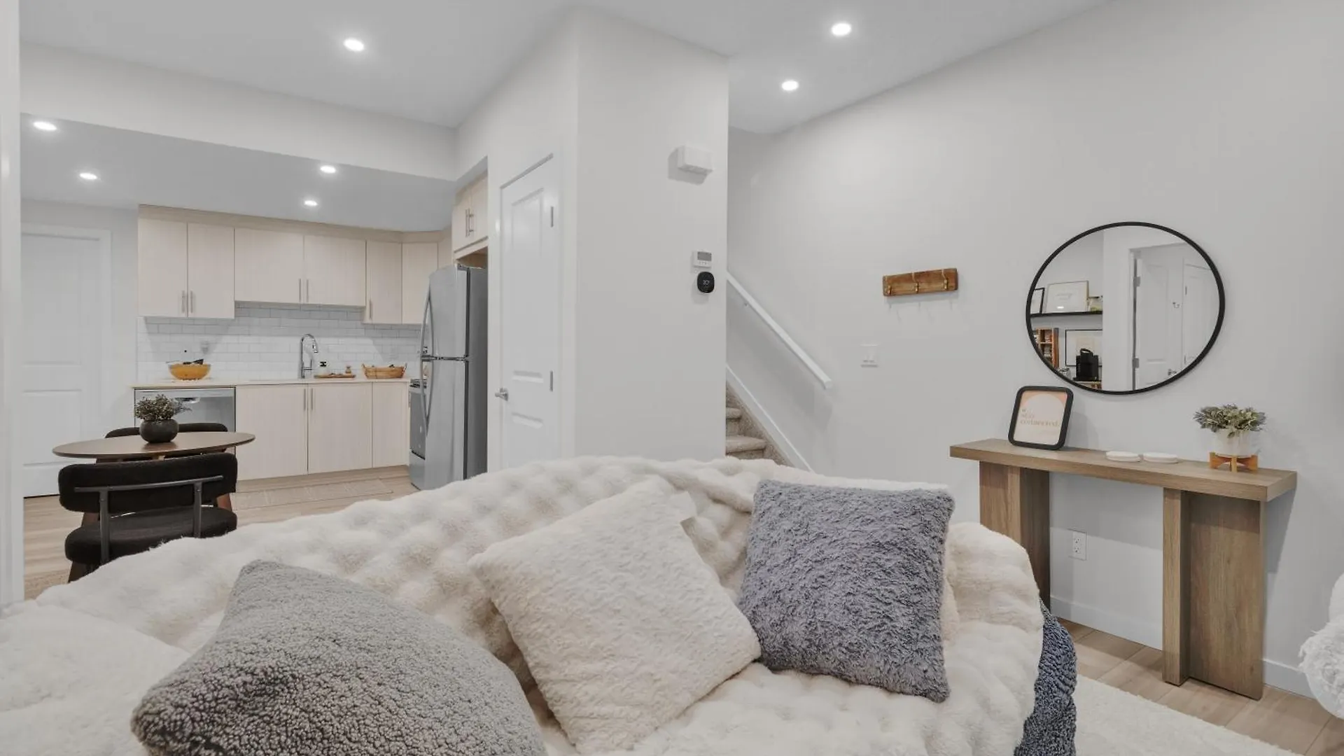 Trendy & Spacious Sleeps 9 Ac Db Garage Edmonton 0*,  Canada