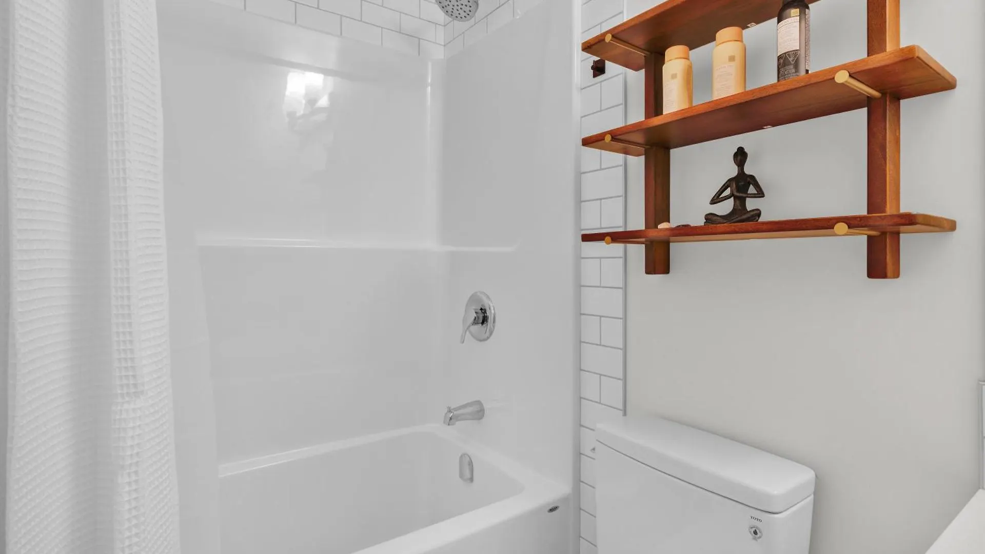 Trendy & Spacious Sleeps 9 Ac Db Garage Edmonton 0*,  Canada