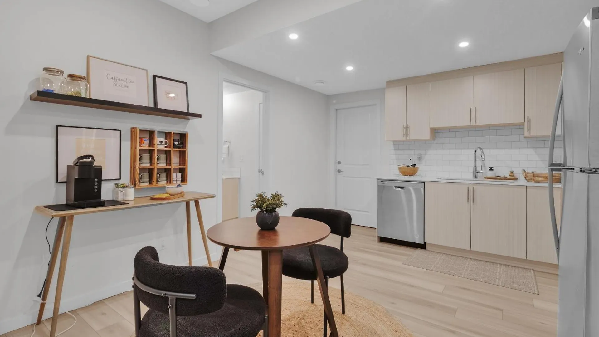 Trendy & Spacious Sleeps 9 Ac Db Garage Edmonton