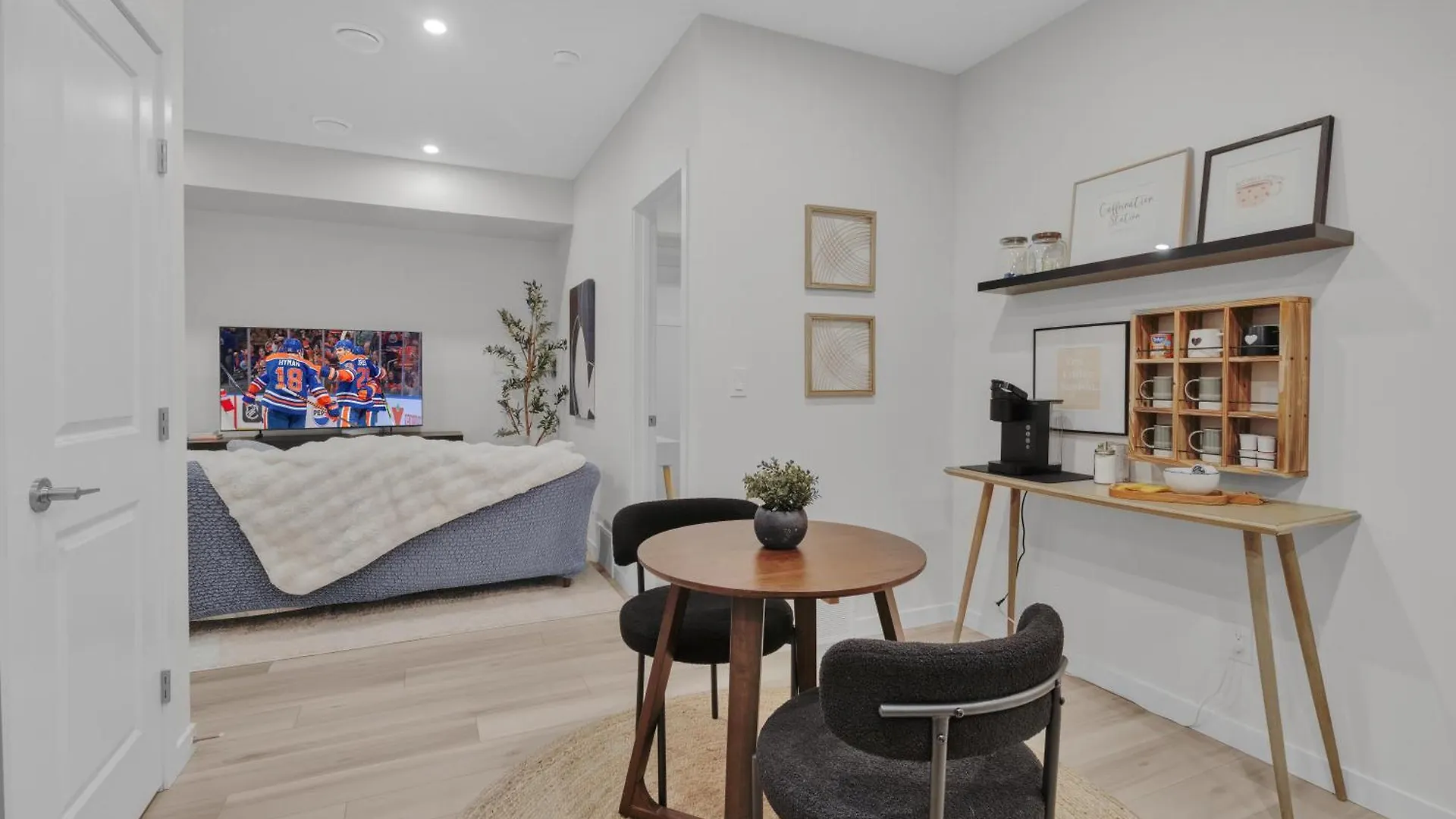 Trendy & Spacious Sleeps 9 Ac Db Garage Edmonton Villa