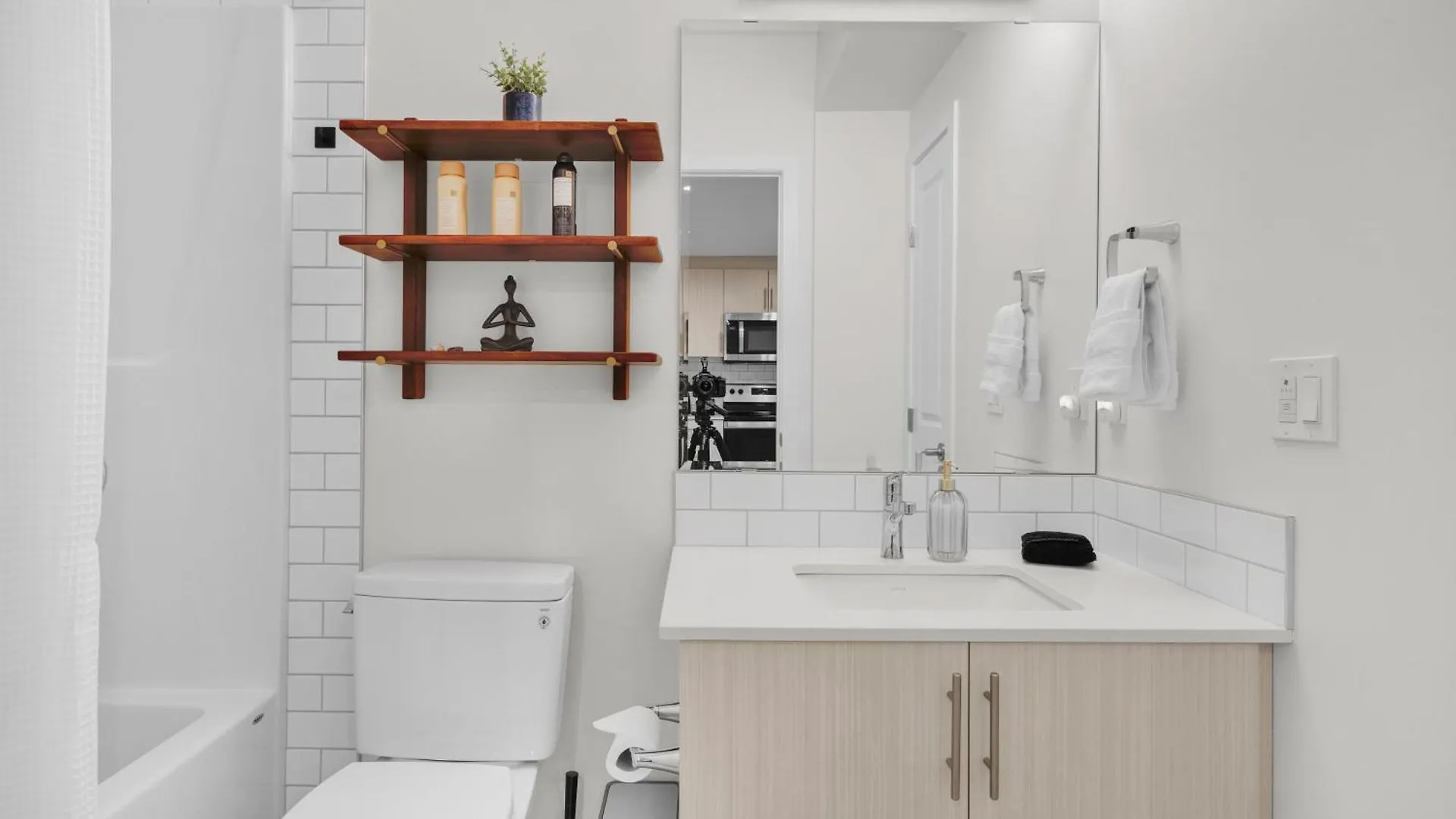 Trendy & Spacious Sleeps 9 Ac Db Garage Edmonton 0*,
